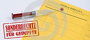 SONDERRECHTE FÃÅR GEIMPFTE `, isoliert auf weiÃÅ¸em Hintergrund, mit Impfpass / Impfbuch und Spritze photo